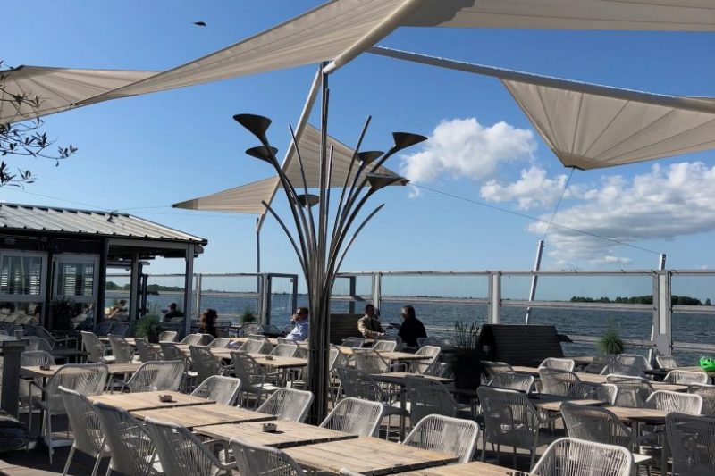 Terras aan het water Muiderberg - Strandpaviljoen Zeemeeuw